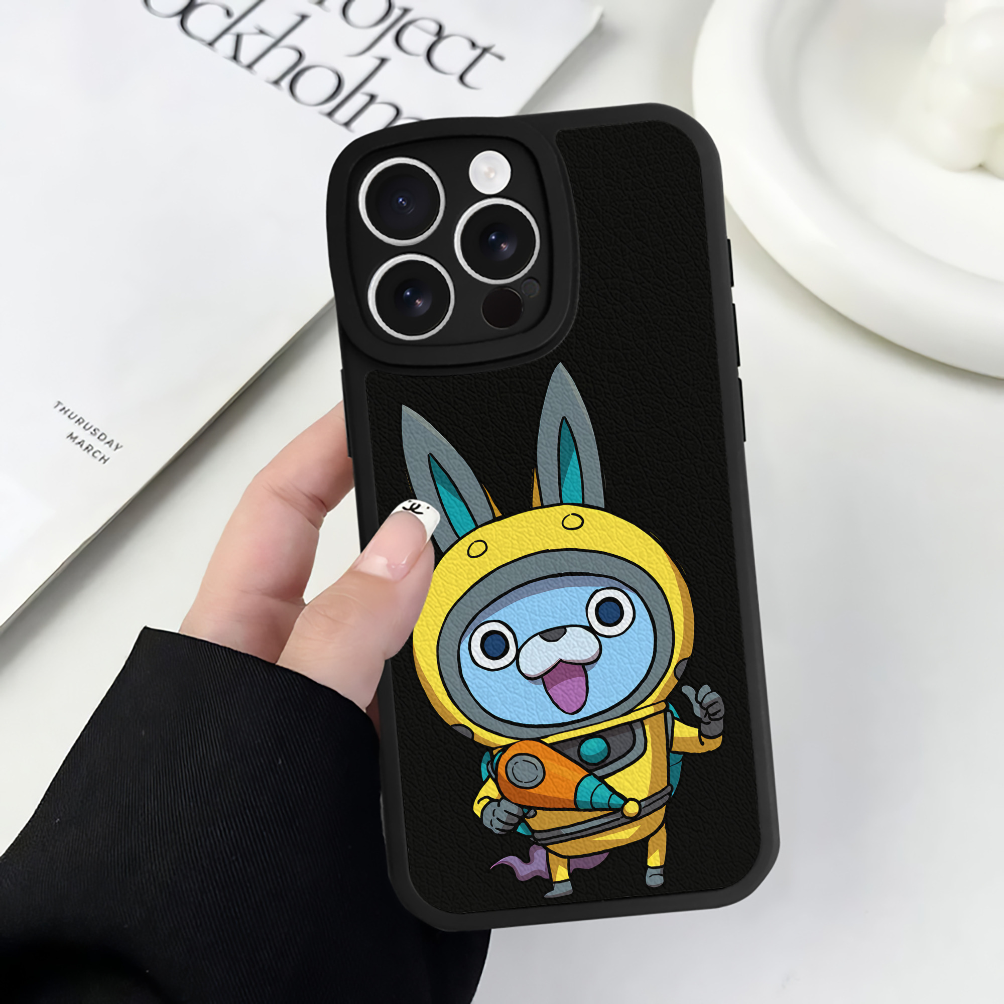 （画像用） 妖怪ウォッチ Yo-kai Watch 【iPhone 16シリーズ対応】シリコンスマホケース（レザー調） 材質：シリコン